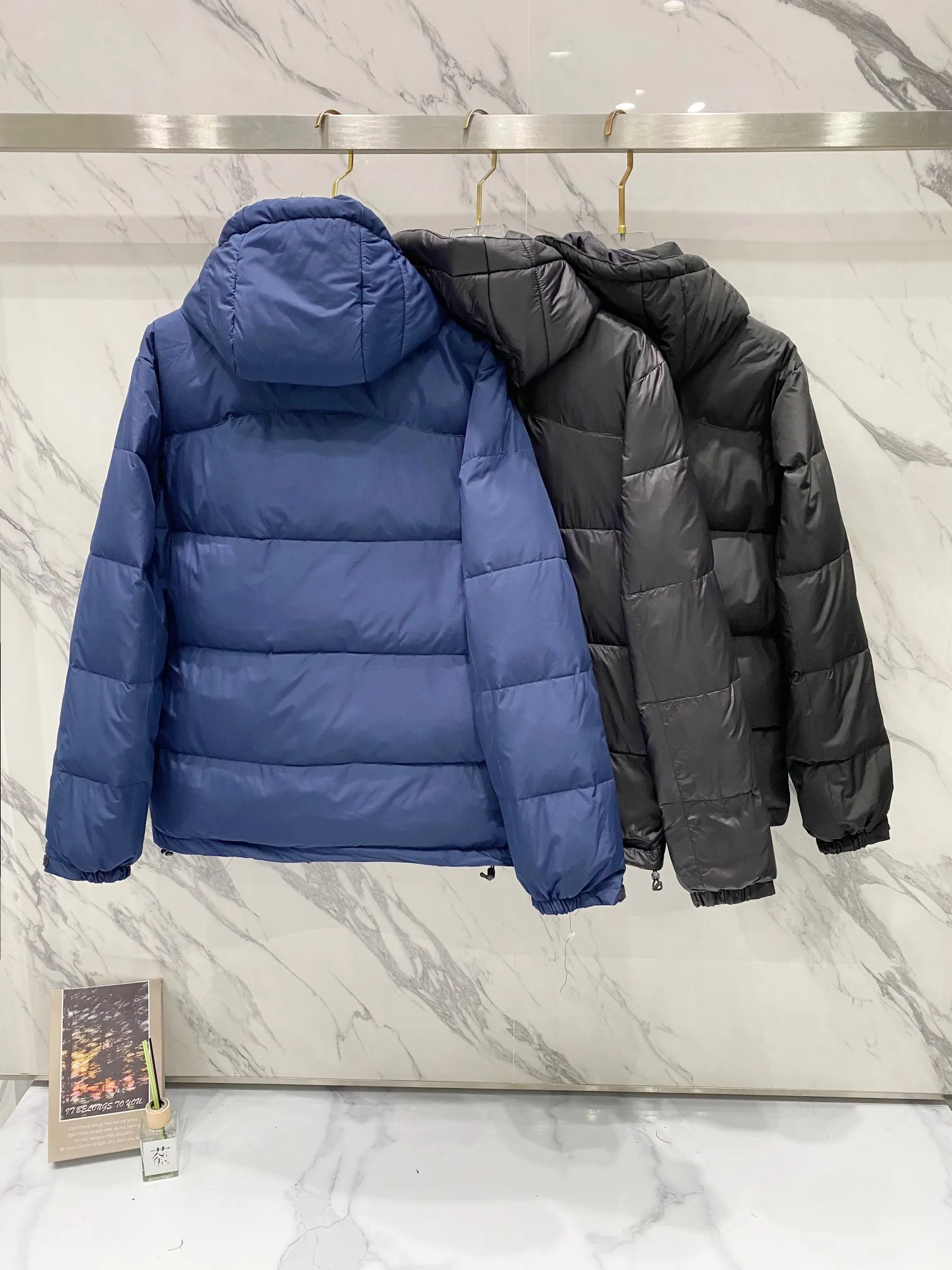 P700 Ralph Lauren/Ralph Lauren classic style winter new bright leather black down jacket jacket with removable hood extra thick plus velvet down jacket windproof and waterproof couple model [top version sold with anti-counterfeiting buckle] Purchase the original mold to create a full set of customized accessories Details determine success or failure 1. Imported barudan/Behringer embroidery machine customized 10,000-needle electric embroidery uses imported No. 7 needle imported embroidery thread to ensure that each word is full, three-dimensional and clear. It can be called the most expensive embroidery logo 2. It is filled with national standard 80 white duck down and has better thermal insulation performance. It is light and not heavy and has good fluff recovery after compression. 3. The inner lining is made of nylon and has a double-layer sealing design that will not cause any velvet leakage. The adjustable hem with a built-in drawstring buckle can prevent wind and cold. Ralph Lauren comes from the United States and has a strong American flavor. There are two brands under the name of Ralph Lauren: Poloby Ralph Lauren and Ralph Lauren has created a sales field of high-quality fashion in the world, and continues to promote the reputation of designer Ralph Lauren and the glorious image of the Ralph Lauren brand. Accessories: Original tag, washed label + electroplated YK zipper logo, the same style for both men and women, a must-have winter style. Color: bright black, matte black, navy blue, size: M~XXL